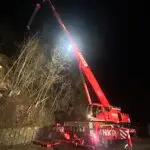 Nach dem Erdrutsch an der B209 bei Lauenburg haben wir die notwendigen Arbeiten übernommen. Unser Team führte die fachgerechte Fällung und Entfernung gefährdeter Bäume durch und sicherte den Hang mit modernem Gerät ab. Dank unserer Erfahrung und Ausstattung konnten wir die Maßnahmen schnell, sicher und umweltschonend umsetzen und so zur Wiederherstellung der Verkehrssicherheit auf der Bundesstraße beitragen.