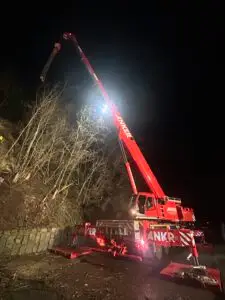 Nach dem Erdrutsch an der B209 bei Lauenburg haben wir die notwendigen Arbeiten übernommen. Unser Team führte die fachgerechte Fällung und Entfernung gefährdeter Bäume durch und sicherte den Hang mit modernem Gerät ab. Dank unserer Erfahrung und Ausstattung konnten wir die Maßnahmen schnell, sicher und umweltschonend umsetzen und so zur Wiederherstellung der Verkehrssicherheit auf der Bundesstraße beitragen.
