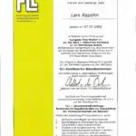 FLL-Zertifizierter Baumkontrolleur Nach der erfolgreichen Etablierung der FLL-Baumkontrollrichtlinien hat die FLL in Zusammenarbeit mit den betroffenen Berufs- und Fachverbänden die Inhalte einer bundesweit einheit-lichen Zertifizierungsordnung von Baumkontrolleuren erarbeitet. Ziel ist es, deren Kenntnisstand für ihre verantwortungsvolle Tätigkeit zu prüfen und zu zertifizieren.