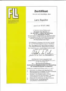 FLL-Zertifizierter Baumkontrolleur Nach der erfolgreichen Etablierung der FLL-Baumkontrollrichtlinien hat die FLL in Zusammenarbeit mit den betroffenen Berufs- und Fachverbänden die Inhalte einer bundesweit einheit-lichen Zertifizierungsordnung von Baumkontrolleuren erarbeitet. Ziel ist es, deren Kenntnisstand für ihre verantwortungsvolle Tätigkeit zu prüfen und zu zertifizieren.