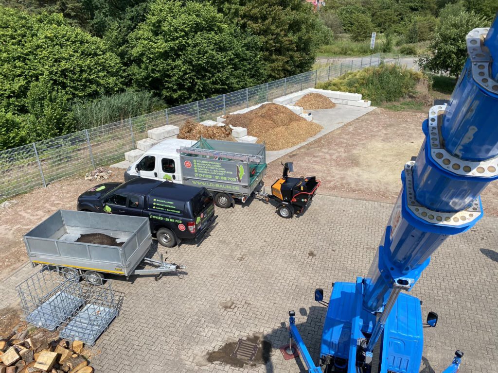 Fuhrpark für Baumfällung mit Kranwagen und Hubsteiger Werkzeug und Motorsägen für professionelle Baumfällung Baumfällung Ausrüstung – Fuhrpark und Werkzeuge im Einsatz Baumarbeiten mit modernem Gerät und sicherem Werkzeug